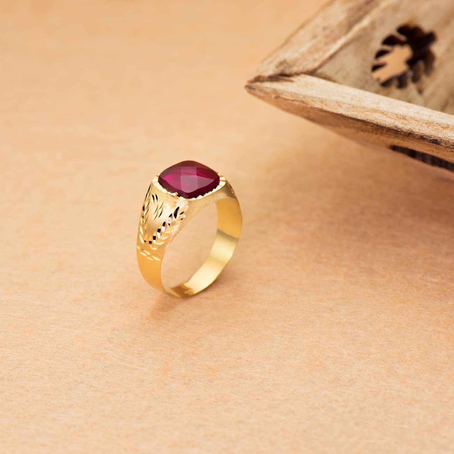 Sello de oro amarillo 18K con piedra rubi spinel 9x9 mm lateral tallado - Imagen 2