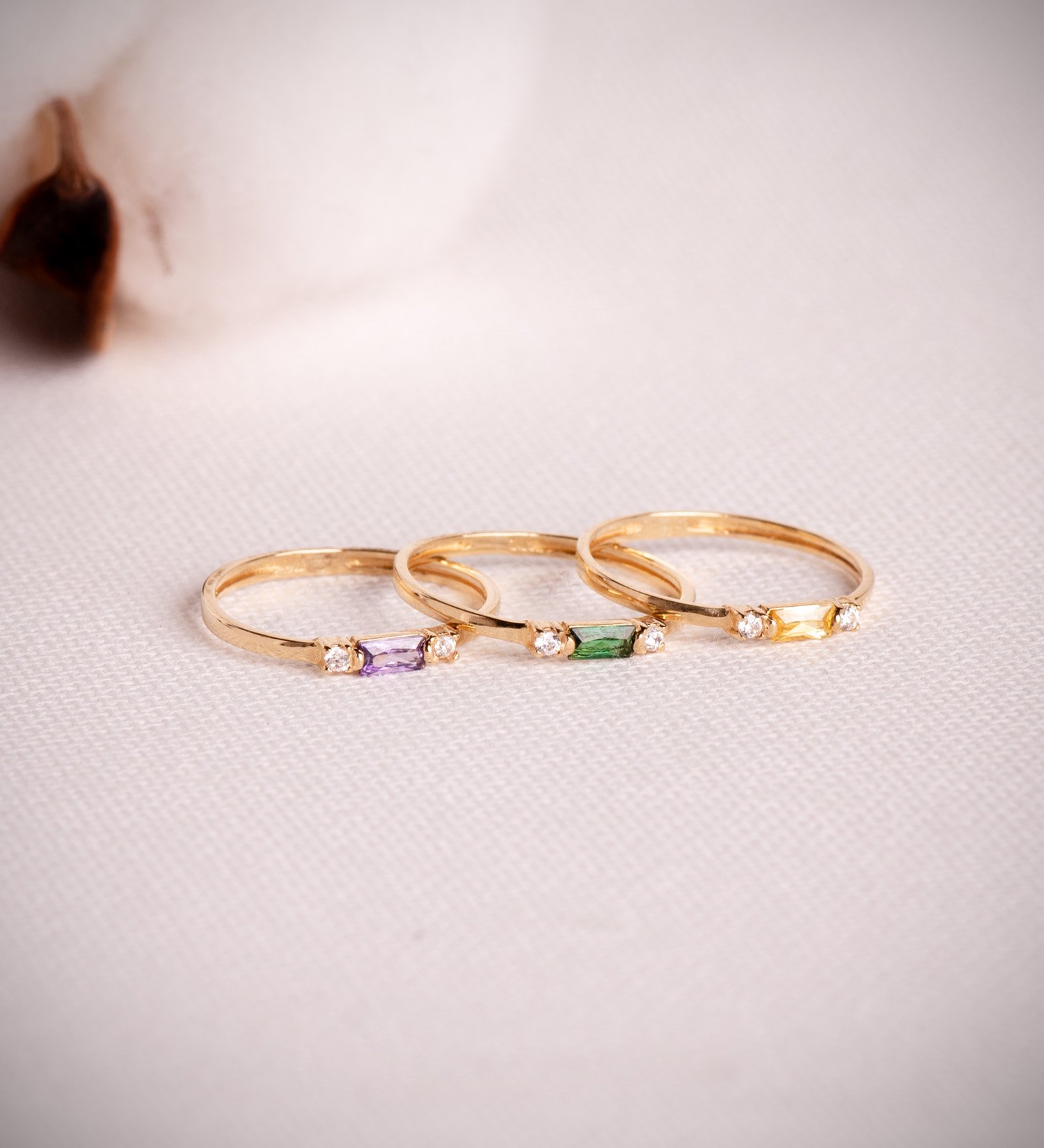 Anillo de oro amarillo 18K circonita verde 4x2 mm y circonitas. ancho: 2mm - Imagen 2