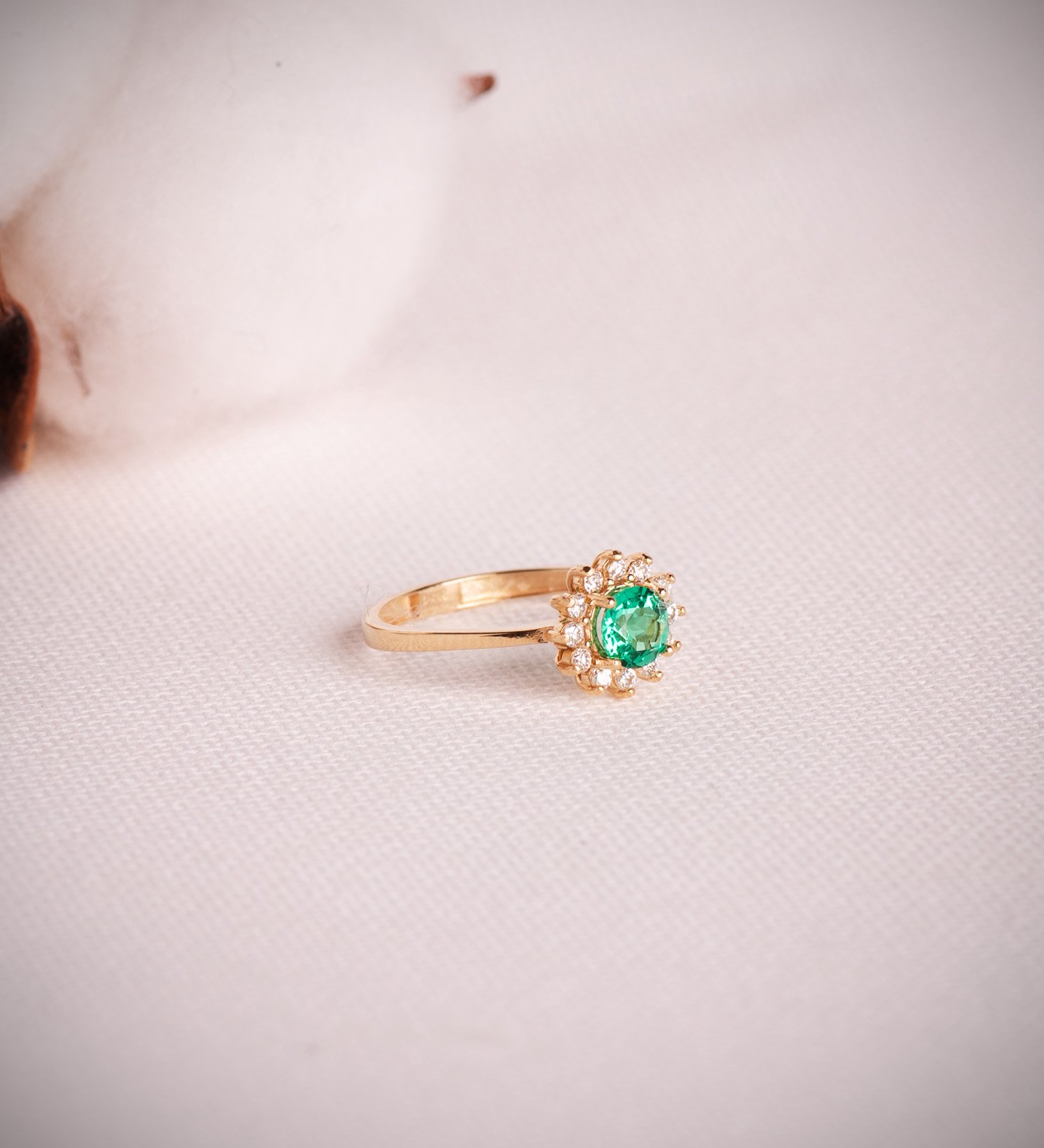 Anillo de oro amarillo 18K diamantes de laboratorio y esmeralda recristalizada 5 mm 0,48 qt 0,17qt. g - VS2 - Imagen 2